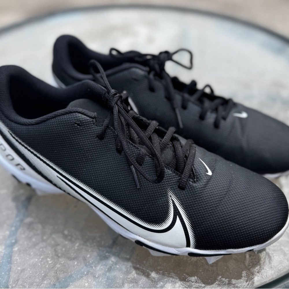 Nike Black and White Athletic Shoes with Sleek Design